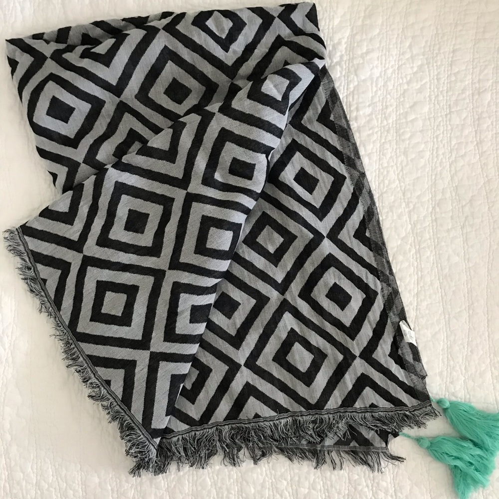 NWOT Lululemon geo blanket scarf